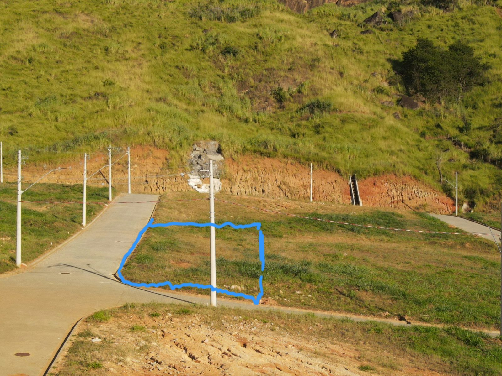 Este lote residencial de 10x25 metros no Loteamento Céu Pequeno, em Tarumirim, oferece uma excelente oportunidade para quem deseja construir a casa dos sonhos e